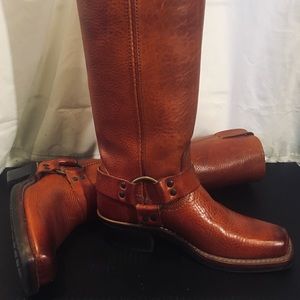 FRYE WOMENS BELTED HARNESS LEATHER BOOTS